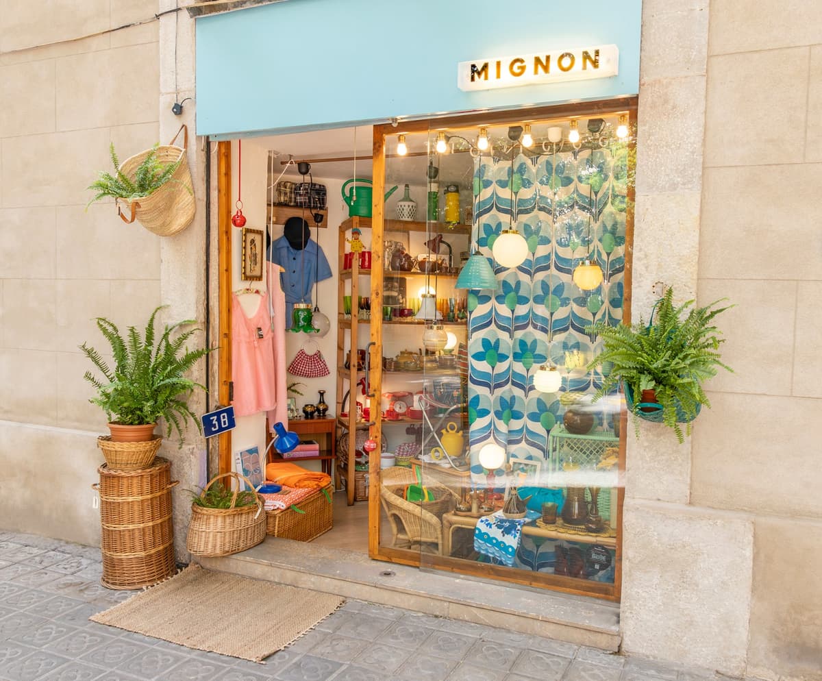 Fachada de Mignon - El colmado de los objetos encontrados
